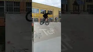 трюк на bmx 540 nose dive and foot jam whip in skatepark #bmx #bmxstreet #bmxstyle #dimabar #бмх