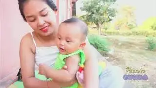 Ibu Muda Cantik Menyusui Bayi Sambil Bermain Di Samping Rumah