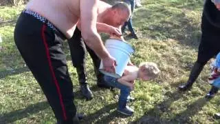 На морозе маленький казачок обливается водой на Крещение. Анапа, Варваровка, 2017