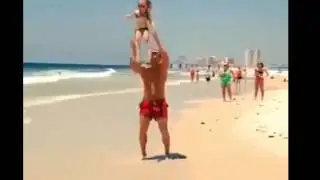Pai Brincando Com a Filha Na Praia