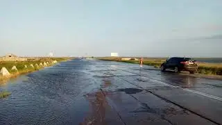 Дорогу на Арабатскую стрелку перемыло