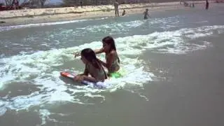 0 AMPARO Y NIÑAS EN PLAYA MAYAPO 2010 2.AVI