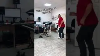 Муж радуется, что жена выздоровела.Ура!Корона позади/ 