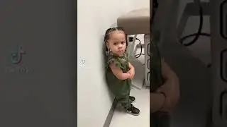 🤬little girl gets hit by her mom and she reacts