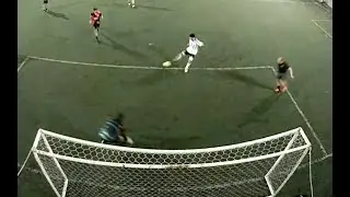 CHINO le erra ABAJO del ARCO