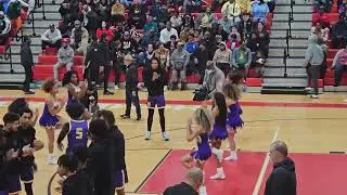 L'inizio del gioco di basket per le scuole superiori ,vedete a Danica?   #cheerleader #highschool