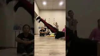 Обучение волна телом на полу хип хоп брейк данс