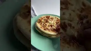 Вкусный завтрак просто и быстро - готовим сырные лепешки хачапури на сковороде  #shorts