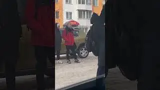 Школьники увидели торчащие ноги с багажника 