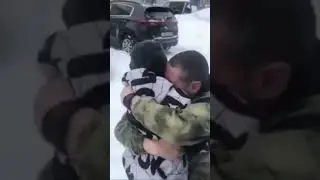 Солдат вернулся домой со слезами обнял своего сына ❤️🇷🇺