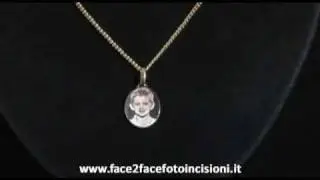 Ciondolo portafoto in oro (ovale) con incisione