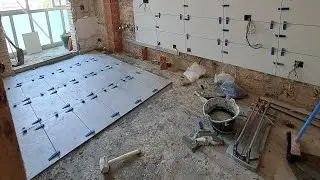 El alicatado del suelo de una cocina