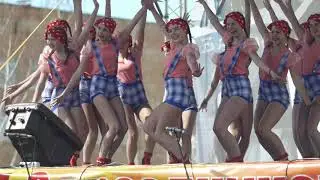 Выступление танцевальной стидии 