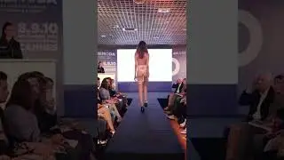 Fiona Rehberg falling garter on the catwalk