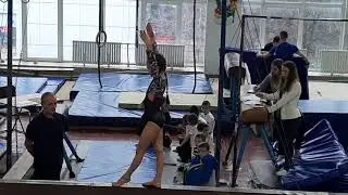 Спортивная гимнастика. Дети. Выступление на бревне. Свободная программа