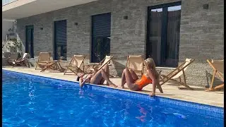 Ema Radujko i Mahrina se DOHVATILE U BAZENU, mazale se uljem U TANGA BIKINIJU: Vreli kadrovi