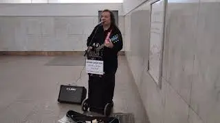 Кинолента - Юрий Арцызов - музыкант певец и поэт-песенник спел в #metro Москвы свою авторскую песню