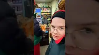 Шпана собирает конфеты на хэллоуин 