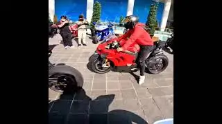 apartemen berjalan Ducati Panigale V4