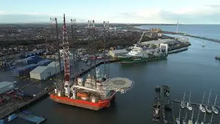 Self propelled JackUp barge manoeuvring inside 500m safety zone.
