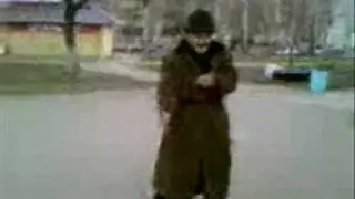 Бомж танцует под Драм