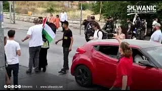 مستوطن يعتدي على نفيسة خويص و يحاول سرقة العلم الفلسطيني منها خلال مظاهرة 