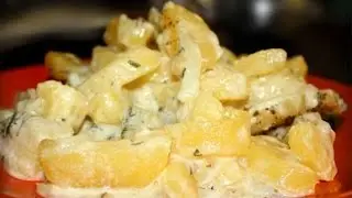Картошка тушеная на сковородке, в сметане с грибами.