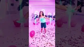 А мы всё слушаем песню Лизы @на наших днях рождениях, которые никак не заканчиваются! 🕺💃