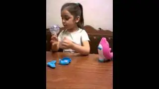 Тамара показывает своего дельфинчика