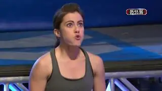 Девушка с маленьким ростом на полосе препятствий