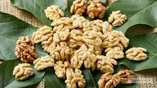 Blanched walnut kernels