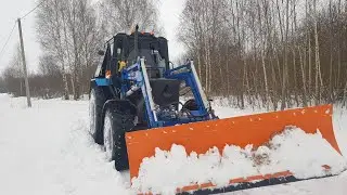 Выручаем дачников, замело. Трактор мтз-82 пробил дорогу без проблем. Вопрос зрителям канала.
