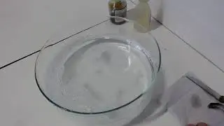 Lithium in Wasser + Phenolphthalein