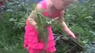 Девочка тянет морковку с матом
