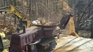 Cat 315d feeding stumps to HD9 tub grinder