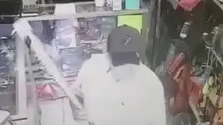 ¡Brutal agresión propina asaltante a una mujer!