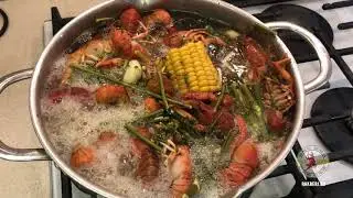 Вареный Рак с кукурузой