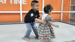 Em bé dễ thương đi chơi nhà nhún - Em bé gái