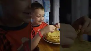 Самый строгий ресторанный критик,гроза всех мам и поваров😂👍. Блинчики с сгущенкой😂