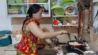 Chika masak sayur pakai daster merah di pagi hari ini