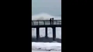 Две девушки в шторм сыграли в игру «Смоет – не смоет»
