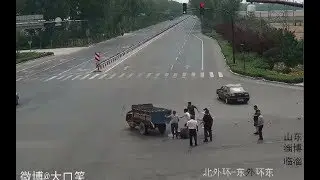 倒霉的男子遭遇同一辆三轮车2次撞击，为啥就非要跟司机死磕呢？（高清完整版