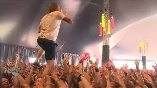 En CONCERT il monte sur son PUBLIC, et choppe un VERRE de BIERE en plein VOL