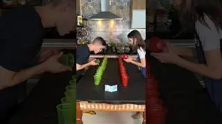 Qual dos dois vai vencer a corrida dos copos😱 
