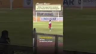 Nathan Tjoe sigap berlari membawakan jersey Pratama Arhan yang ketinggalan 