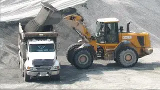 Грузит «АМЕРИКАНЦА» Самосвал Sterling, погрузчик JCB
