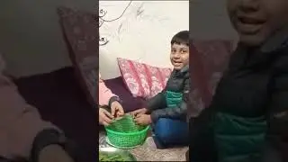 aarish mamma ki madd karwate hue matar chil raha hai
