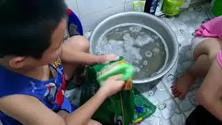 Gia Linh and Gia Bảo wash their backpacks and shoes for summer vacation