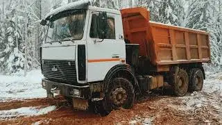 МАЗ в зимних условиях. Строительство дороги.Нашли снаряд 152ми, опасность на каждом шагу