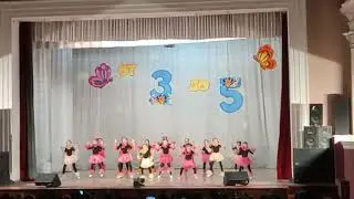Выступление танцевальной группы "Жемчужины". Василиса танцует